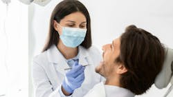 Dental hygienists can communicate effectively despite wearing a mask. Dental hygienists can communicate effectively despite wearing a mask.