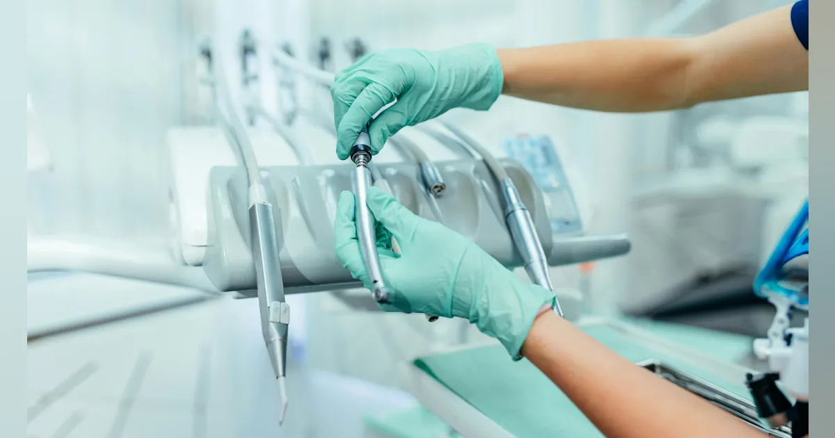 Implant maintenance: Dental hygienists’ use of air polishers with glycine, erythritol, and sodium bicarbonate Implant maintenance: Dental hygienists’ use of air polishers with glycine, erythritol, and sodium bicarbonate